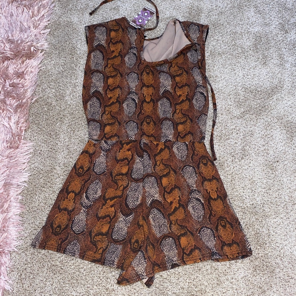 BOOHOO BRAND NEW W/ TAGS: snake print shoulder pad unitard playsuit, size 4